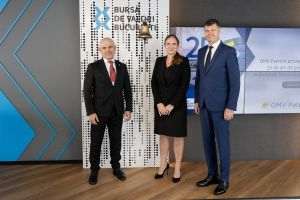 Christina Verchere, CEO OMV Petrom, împreună cu Radu Hanga, Preşedintele Consiliului de Administraţie al BVB, şi Remus Vulpescu, CEO al BVB. (Sursa foto: facebook / Bursa de Valori Bucureşti)